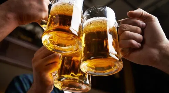 Quem toma remédio para emagrecer pode tomar cerveja? Veja cuidados