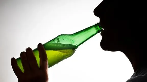 Quem toma remédio para próstata pode tomar cerveja? Entenda
