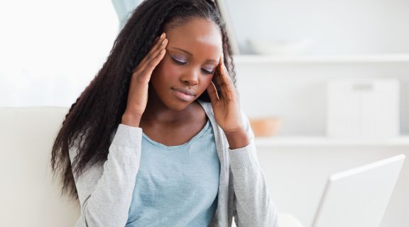 Rinite dá dor de cabeça? Entenda a conexão e os sintomas