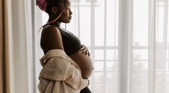 Sangramento vermelho vivo com coágulos na gravidez: o que é e o que fazer?