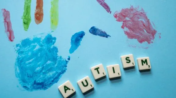 Sinais de autismo em adultos: quando o diagnóstico chega mais tarde