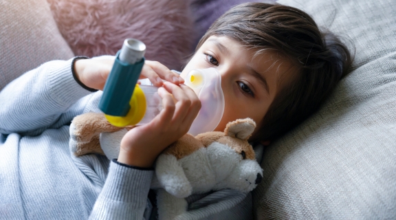 Crise de asma infantil: 7 sinais de alerta que todo cuidador deve conhecer
