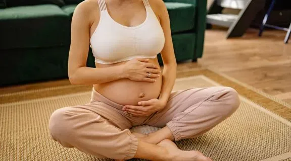 Tampão mucoso saindo aos poucos, significa trabalho de parto?