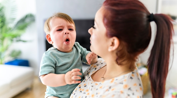 Tosse em bebê: quando se preocupar, o que fazer e quando levar ao médico?