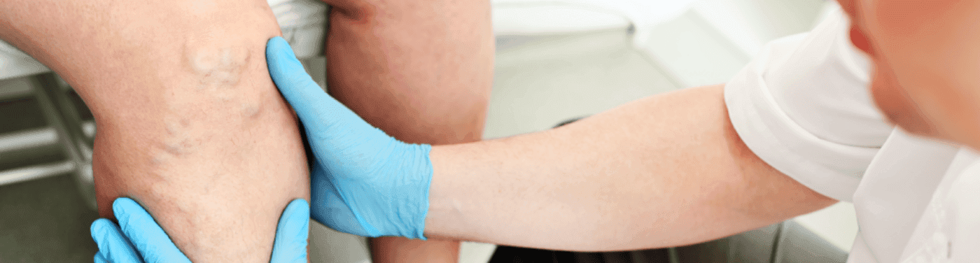 Médico tocando perna de paciente.