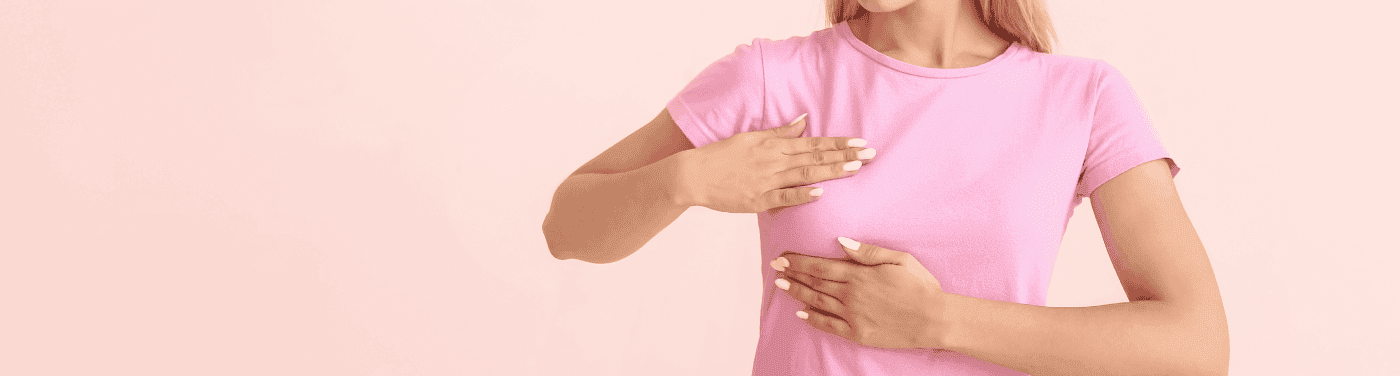 Mulher de rosa apalpando a mama direita.