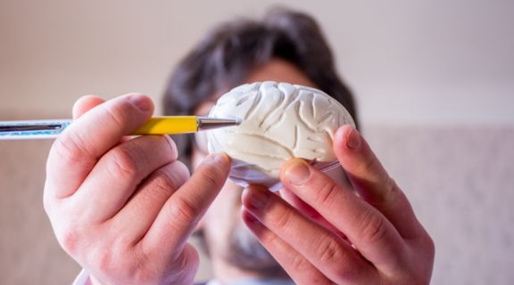 médico explicando a doenças da hipófise