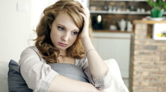 menina com sintomas da duodenite