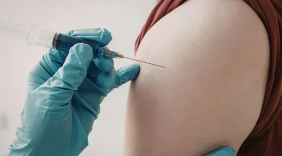 Vacina da dengue: quem pode tomar e quais as principais orientações?