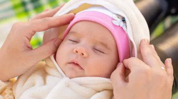 Vento causa dor de ouvido em bebê? Diferença entre desconforto e otite