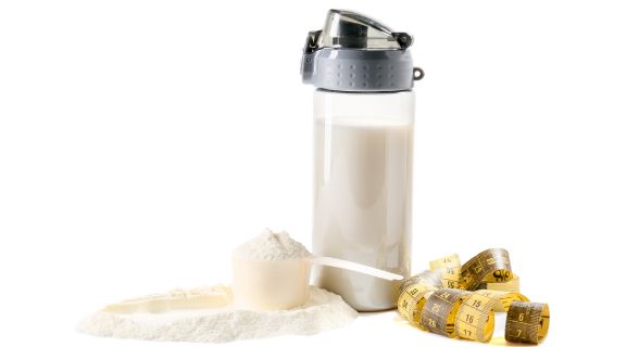 Whey protein engorda se não malhar? Entenda a relação